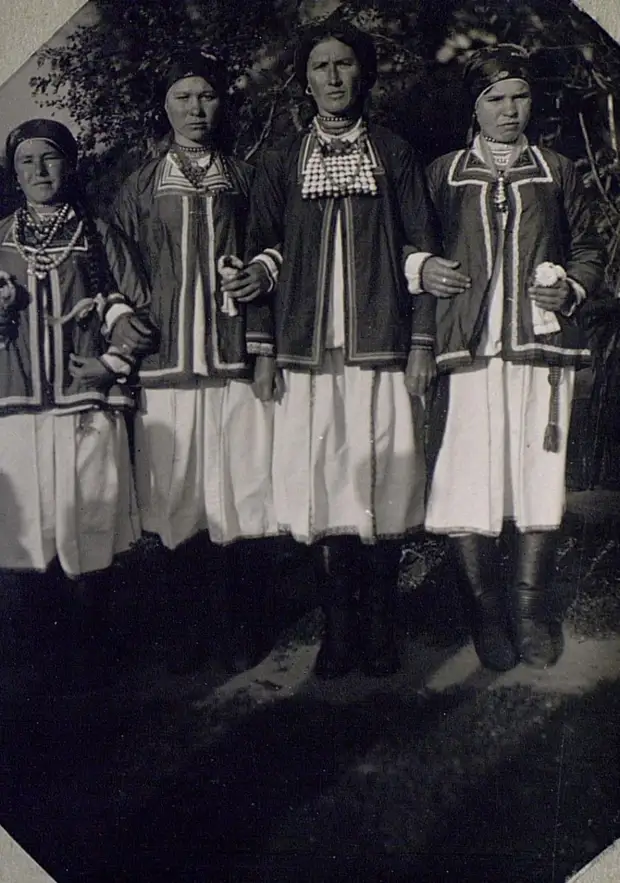 Группа девушек в традиционных праздничных костюмах. Мокша..jpg