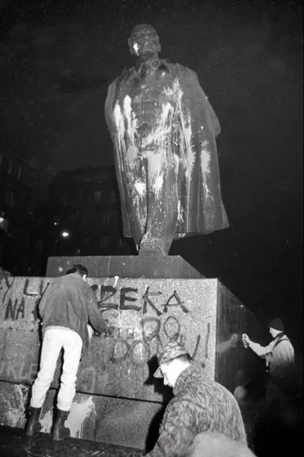 Борьба с памятниками в Польше.