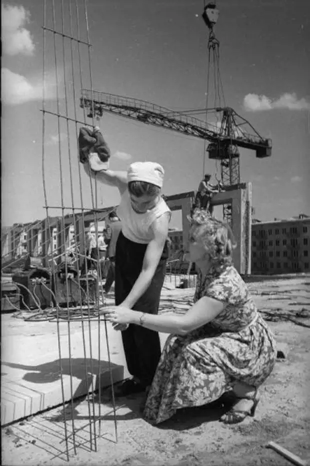 Советские строители на стройке хрущевок.