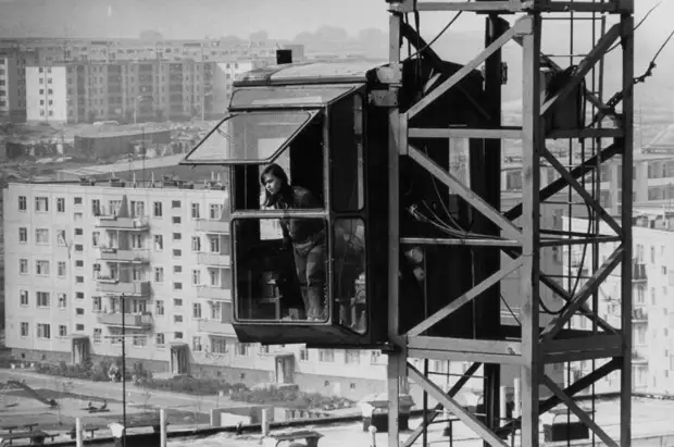 Советские строители на стройке хрущевок.