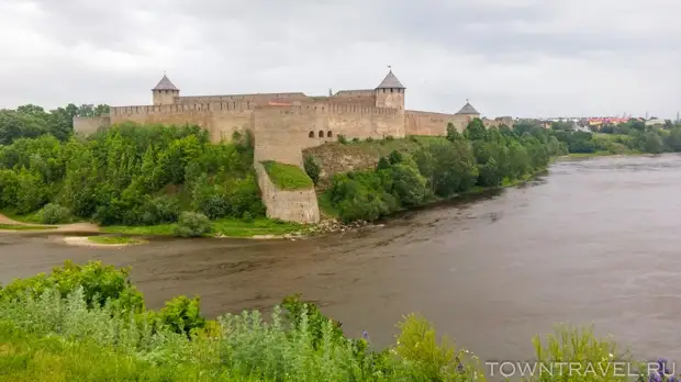 26 Вид на Ивангород из Нарвского замка