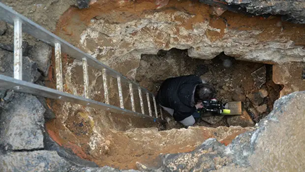 Видеооператор в подземной комнате, обнаруженной археологами у основания Китайгородской стены в Москве. Архивное фото