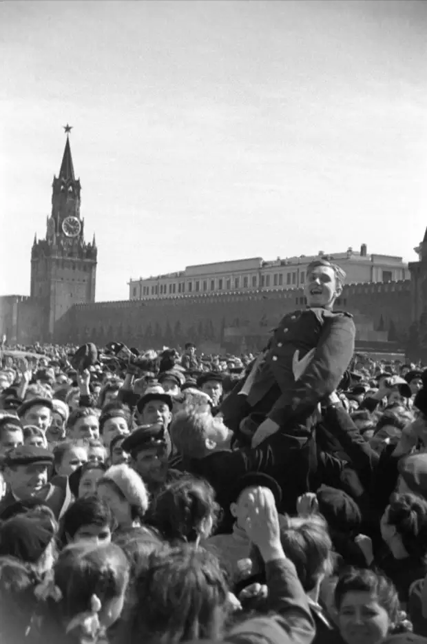 Народные гуляния в честь Победы в мае 1945 года.