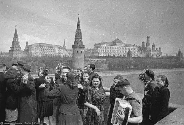 Народные гуляния в честь Победы в мае 1945 года.