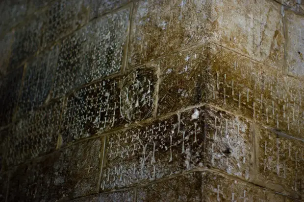 Символы, оставленные крестоносцами на стенах Церкви Гроба Господня в Иерусалиме.