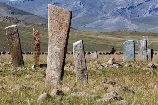 Каменные стелы в монгольских степях