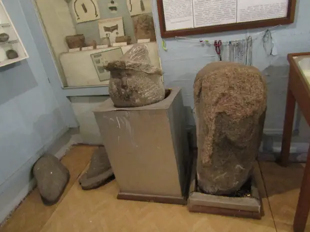 Каменные идолы Себежского музея