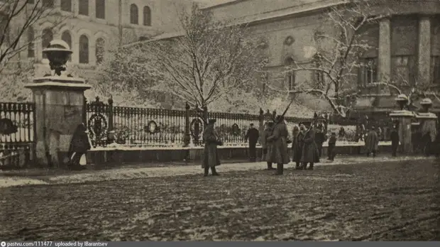 Солдаты дежурят возле Московского университета. Осень 1905 года.