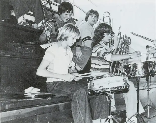 Еще молодой Курт Дональд Кобейн играет на ударных инструментах на репетиции в 1981 году.