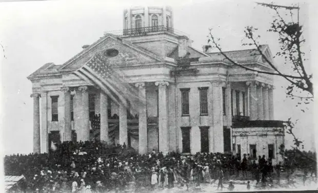 Большая толпа, собравшаяся после смерти Авраама Линкольна у здания суда в Виксбурге.
