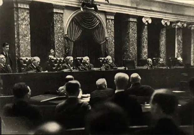 Закрытое судебное слушание в 1932 году. 