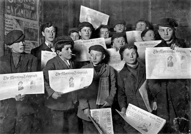 Подростки с газетами возле Бруклинского моста в Нью-Йорке 12 февраля 1908 года.