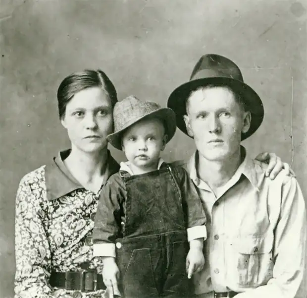 Элвис Пресли с родителями в 1938 году.