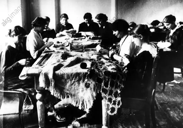 Jьdische Stickstube Polen / 1915 - Jewish embroidery workshop / 1915 -