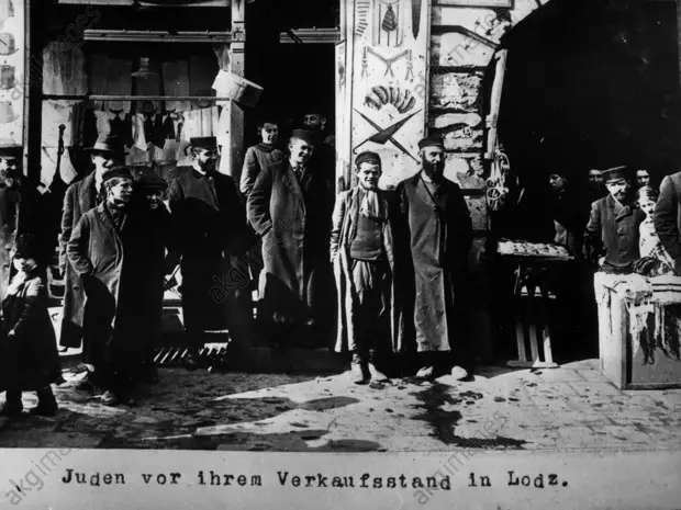 Juden vor Verkaufsstand Lodz / 1915 - Jews in front of a stall Lodz / 1915 -