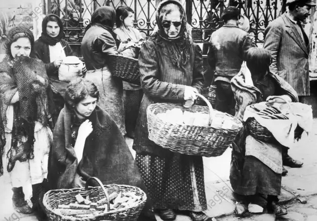 Jьdische Hдndlerinnen Wilna / 1915 - Jewish saleswomen Vilnius / Photo, c. 1915. -