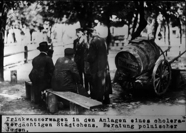Trinkwasserwagen und Juden / Foto 1915 - Drinking water cont. a. Jews /Photo 1915 -