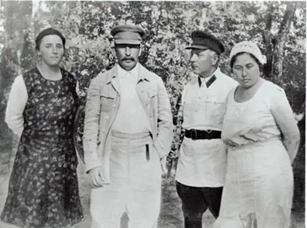 4 Сталин и Ворошилов с женами.jpg