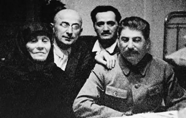 6 Иосиф Сталин с матерью Л. Бериеи и А. Микояном.jpg