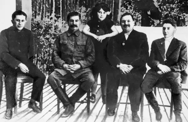 12 1938 год слева направо- Яков Сталин Иосиф Сталин Светлана Аллилуева Андреи Жданов Василии Сталин.jpg