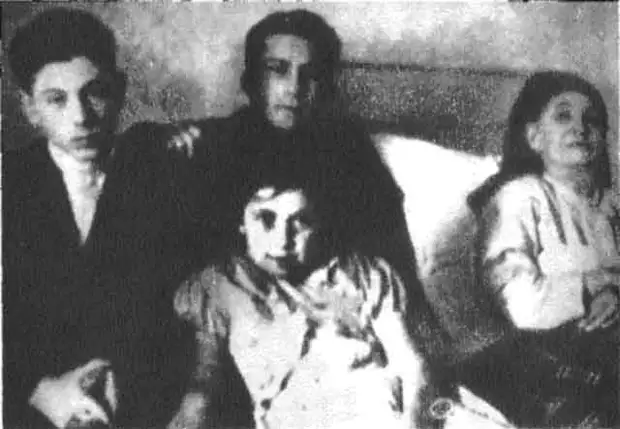 8 дети Сталина с его матерью.jpg