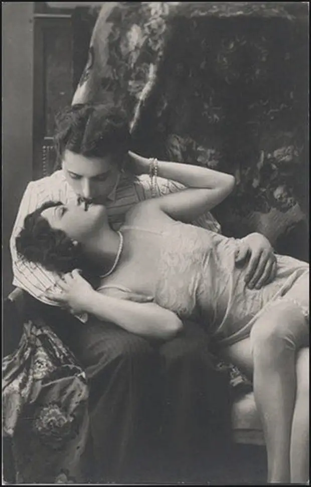 Легкая эротика на открытах 1920-х годов.