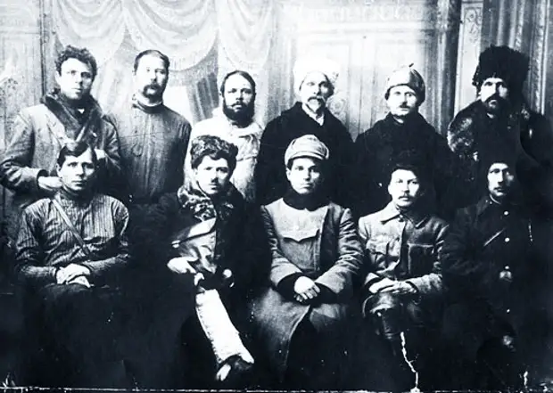 Руководители «Тасеевской республики». Крайний слева в нижнем ряду — И.А. Вашкорин.