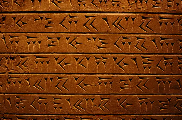 Клинописные символы на глиняной табличке. (Фото: Jan van der Crabben / Flickr.com.) 