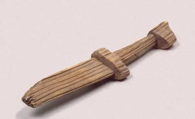 Детские деревянные мечи и др. деревянные игрушки Древней Руси (VIII - XIII вв.)