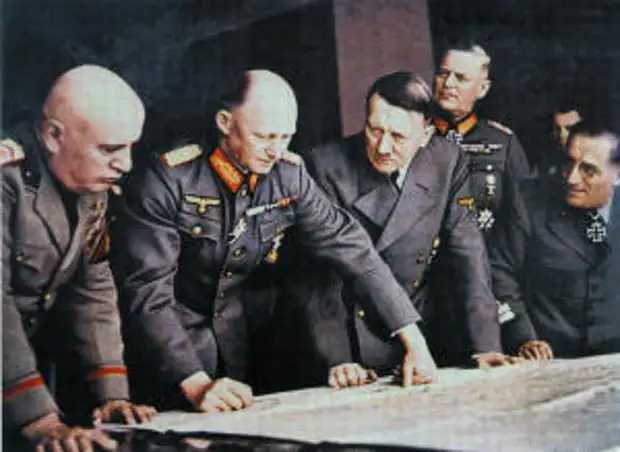 Гитлер и его генералы вместе с Муссолини разрабатывают военные планы