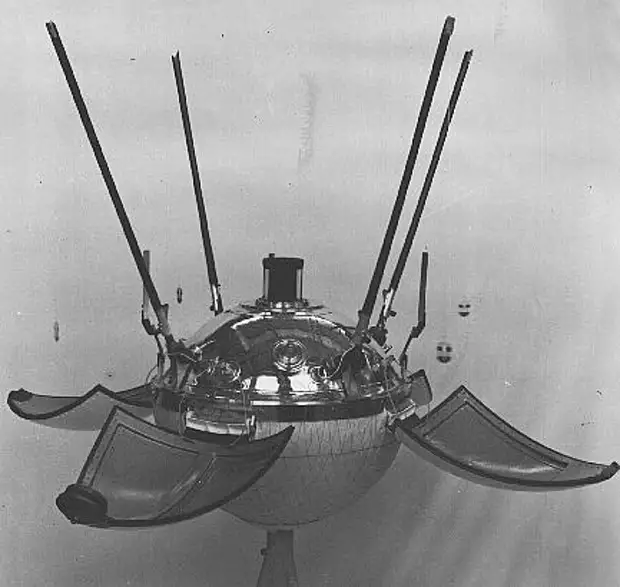 3 февраля 1966 года советская автоматическая межпланетная станция Луна-9 впервые в мире осуществила посадку на поверхность Луны