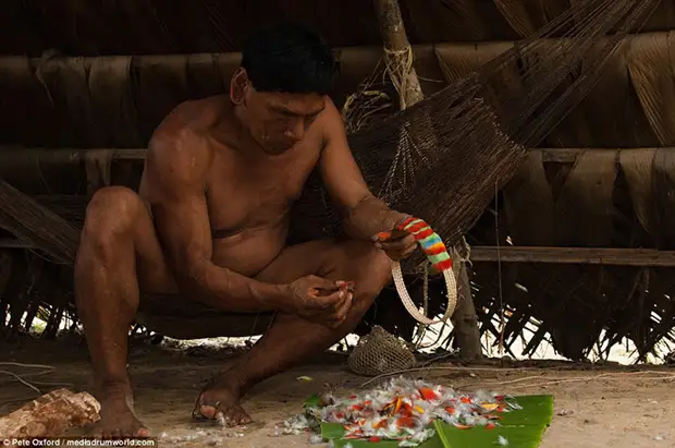 Мужчина занят изготовлением украшений для продажи туристам