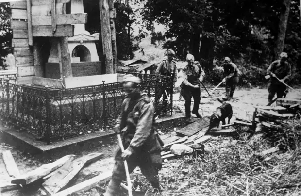 Советские саперы с собаками проводят разминирование могилы А.С. Пушкина в Святогорском монастыре