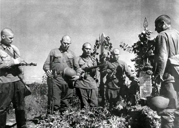 Советские солдаты на могиле боевого товарища. Лето 1942 года