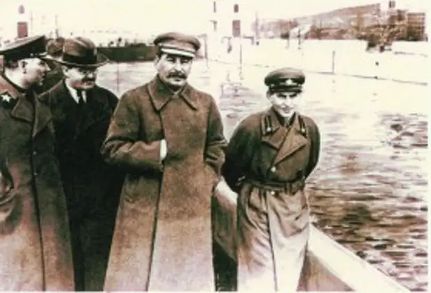 Ворошилов, Молотов, Сталин и Ежов на канале Москва-Волга, 1937 год