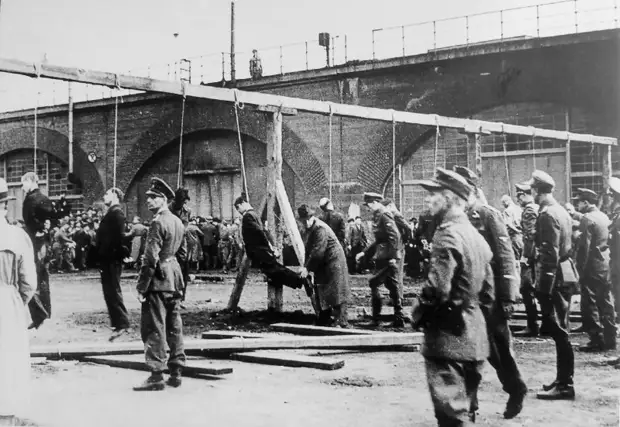 Показательная казнь одиннадцати подневольных рабочих в Кельне 25 октября 1944 г.
