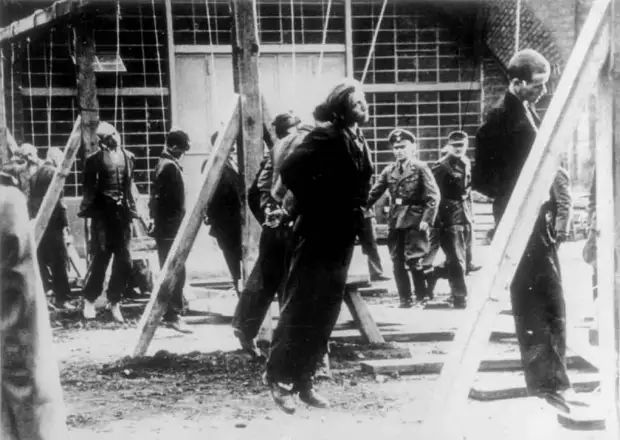 Показательная казнь одиннадцати подневольных рабочих в Кельне 25 октября 1944 г.