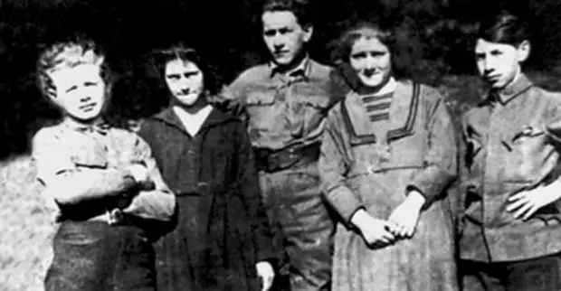 Л. Треппер (в центре). Польша, 1920 г.