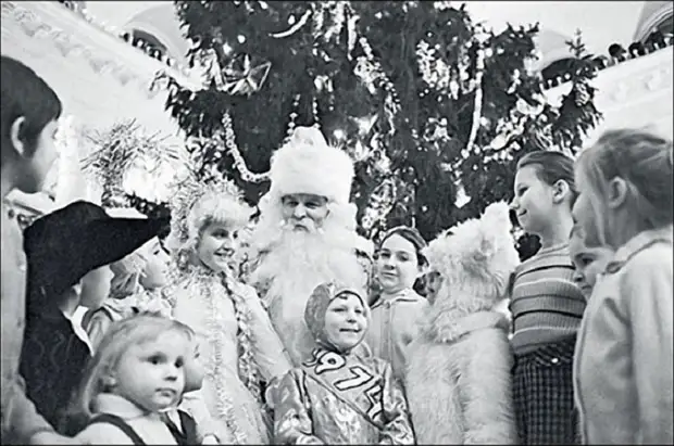 Новогодний персонаж в окружении счастливых детей, которые верят в сказку, волшебство, деда Мороза и Снегурочку.