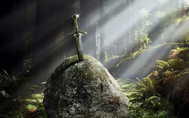 По легенде, меч в камень вонзил король Артур. | Фото: sf.co.ua.