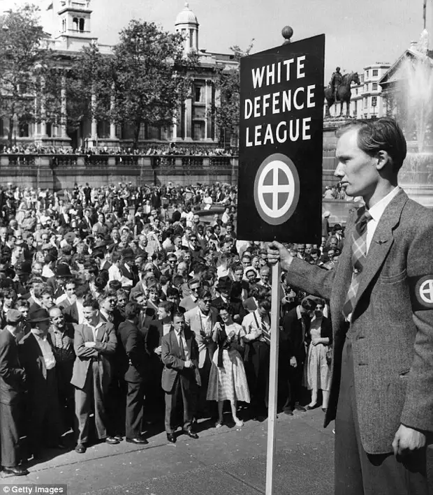 Члены Белой лиги на митинге против черных иммигрантов на Трафальгарской площади, Лондон, 24 марта 1959