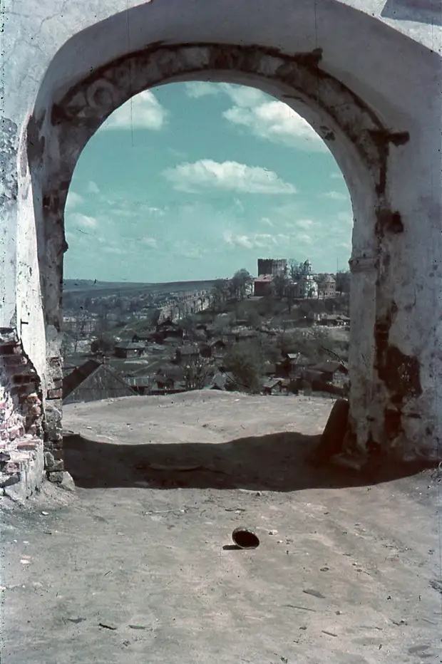 1942. Вид с Соборного двора на башню Веселуха и Покровскую церковь