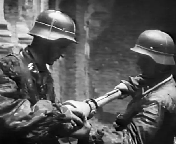 Солдаты из полка штурмовой бригады СС «Дирлевангер»