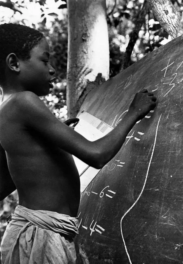 Подборка фотографий, сделанных представителем ООН в 1972-м году в одном из партизанских лагерей организации ФРЕЛИМО, боровшейся с 1963-1964-го гг. за независимость Мозамбика.