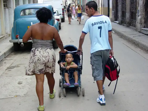 Couple_on_the_Street_with_Child_-_Centro_Habana_-_Havana_-_Cuba.JPG