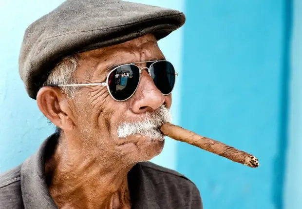 The-elderly-cigarettes-Havana-Cuba-600x4151.jpg