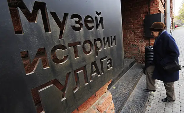 У входа в музей ГУЛАГа повесили чучело Солженицына