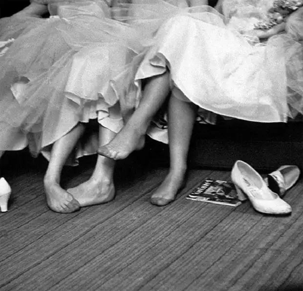 Девочки-подростки отдыхают после танца, 1954 год.