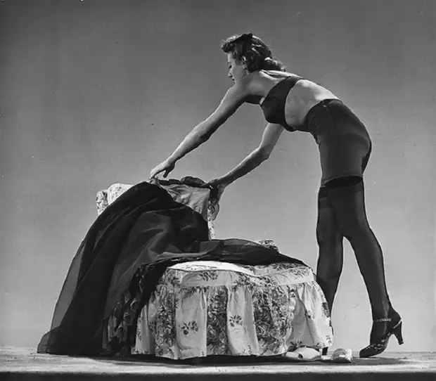 Модель в чулках из плотной шелковой ткани на шерстяной подкладке, 1942 год.