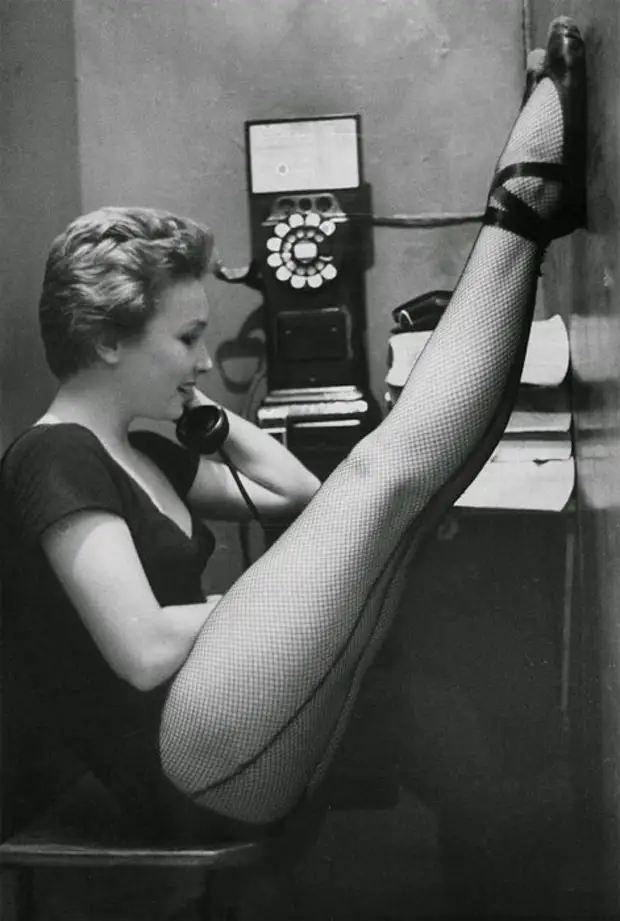 Танцовщица Мэри Эллен Терри разговаривает в телефонной будке, 1952 год.